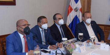 Diputados celebran encuentro desayuno con representantes empresariales