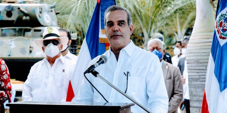 Presidente promete dignificar a militares y sus familias