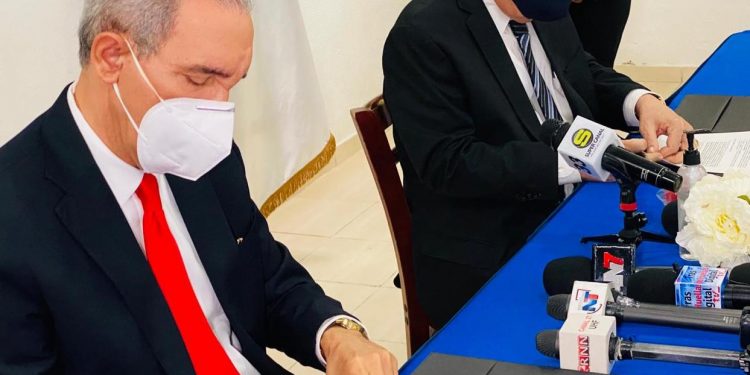 Expresidente Hipólito Mejía visita director de la Digesett