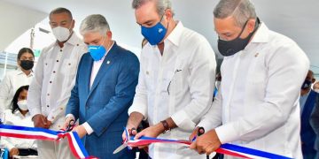 El senador Franklin Romero inaugura la Oficina Senatorial de Duarte, en presencia del presidente Luis Abinader y el presidente del Senado de la República, Eduardo Estrella