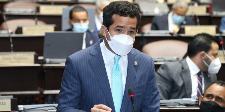 OMAR FERNÁNDEZ PIDE AL GOBIERNO DETALLE PLAN DE VACUNACIÓN CONTRA COVID-19