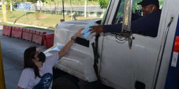 SNS y MOPC entregan miles de mascarillas en principales peajes del país