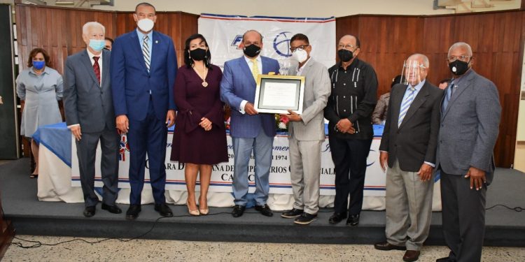 Senado de la República reconoce labor y trayectoria de la Federación Dominicana de Comerciantes en su 46 aniversario.