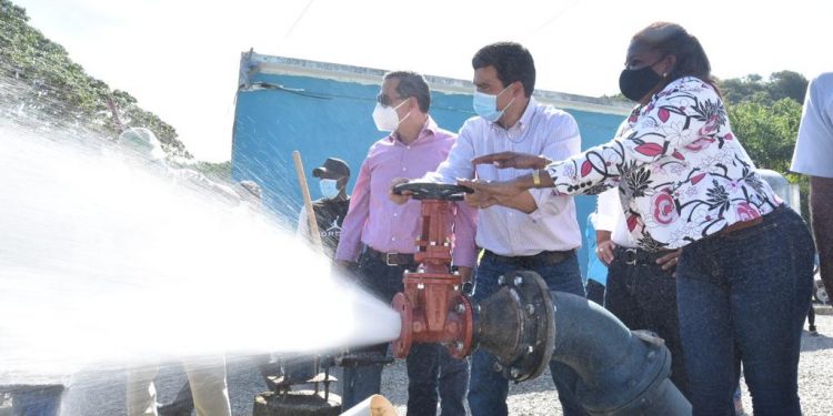 Director INAPA pondera mejoría servicio en municipio de Haina durante encuentro con autoridades locales y dirigentes comunitarios