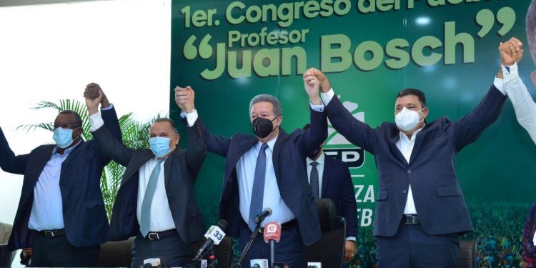 Leonel Fernández juramenta en Fuerza del Pueblo al exsenador de La Vega Euclides Sánchez