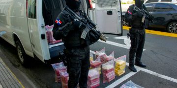 Autoridades ocupan 126 paquetes presumiblemente cocaina en la Altagracia.