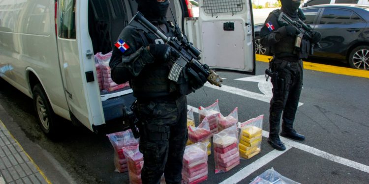 Autoridades ocupan 126 paquetes presumiblemente cocaina en la Altagracia.