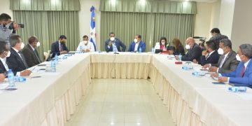 Comisión Bicameral recibe visita de representantes de ministerios de Turismo y Obras Públicas; tratan estudio Proyecto de Ley de mejora regulatoria y simplificación de trámites.