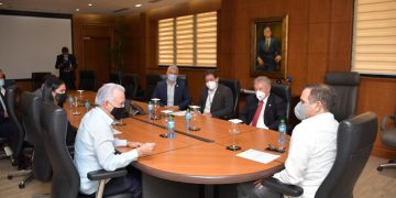 La Comisión Especial de senadores que investiga el estado de la situación de los ministerios y la gestión administrativa de órganos del Estado se reúne con el ministro de Hacienda para avanzar en el levantamiento de informaciones