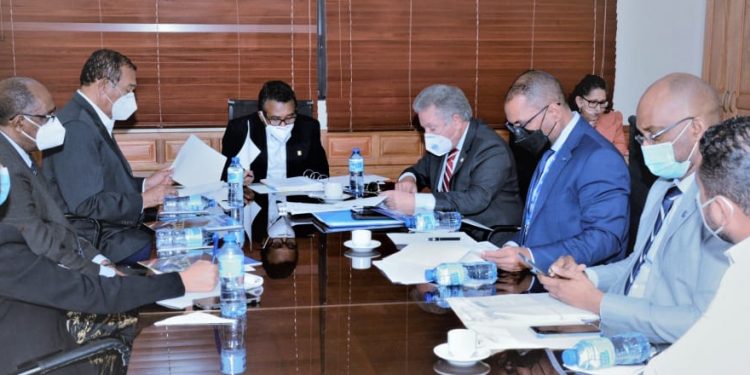 La Comisión Permanente de Obras Publicas del Senado de la República escucha opinión de una comisión del INAPA sobre denuncia que hizo el senador de La Altagracia acerca de irregularidades en construcción de acueducto de Higüey-Bávaro.