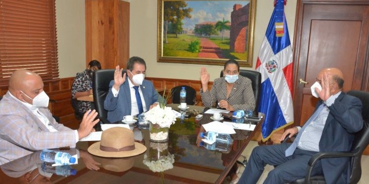 Comisión de Salud Pública del Senado continúan discusión sobre Proyecto de Ley que prohíbe el cobro de dinero a pacientes en emergencias.