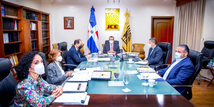 JCE entrega en el Congreso propuestas de modificación a Ley sobre Actos del Estado Civil.