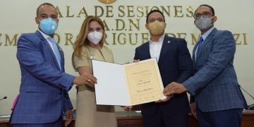 Alcaldía DN entrega reconocimiento a Diputado Elías Matos por sus aportes a la juventud