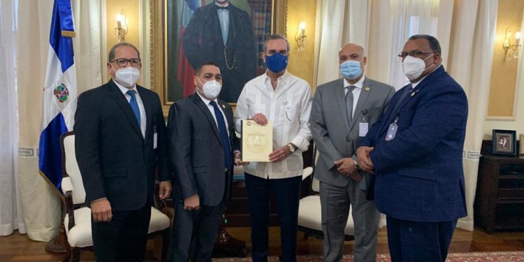 Entregan al presidente Abinader anteproyecto para regular práctica de auditoría interna en RD