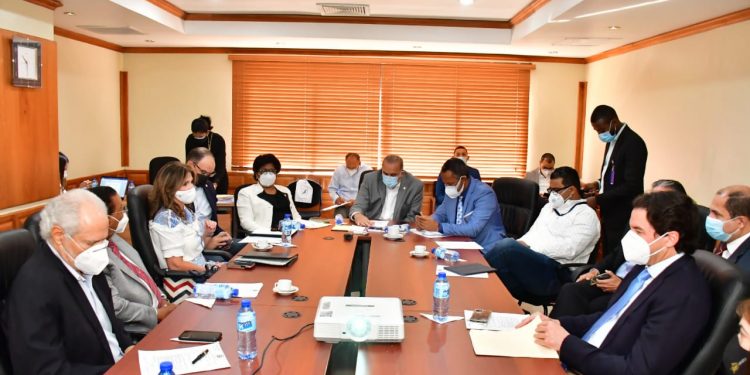 La Comisión Permanente de Industria, Comercio y Zonas Francas del Senado escucha opinión de representantes del sector agroindustrial sobre Proyecto de ley de Aduanas.