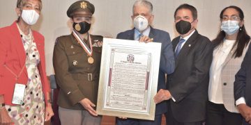 El Senado de la República reconoce a la teniente coronel piloto Marisol Chalas, primera latina en pilotear un helicóptero de combate Black Hawk.