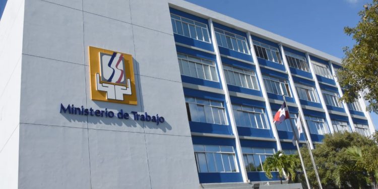 Ministerio de Trabajo media ante conflicto de trabajadores y la empresa Bepensa Dominicana.