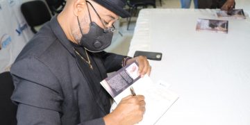 Osiris Mejía presenta su novela “El Soldado que no llegó a la guerra”.