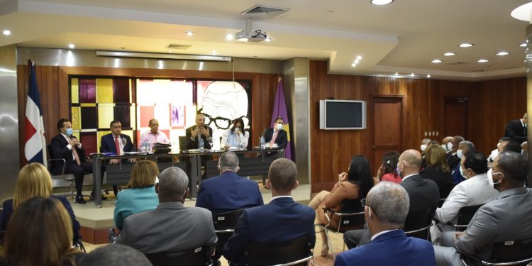 Bloque diputados y miembros del comité político PLD alertan peligro de limitar pruebas PCR.