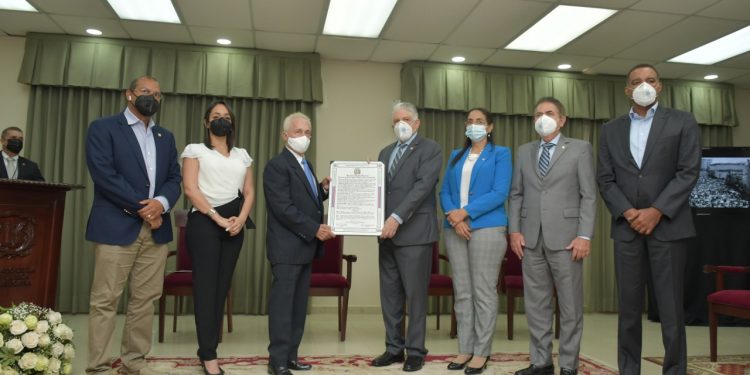 El Senado de la República reconoce al fotógrafo Milvio Pérez.
