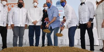 Abinader deja iniciada construcción de 19 retornos en la autopista Duarte.