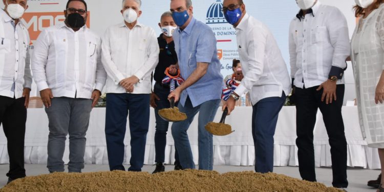 Abinader deja iniciada construcción de 19 retornos en la autopista Duarte.