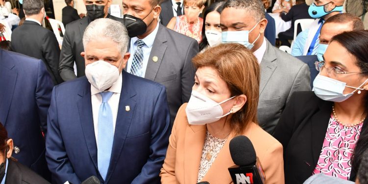 Vicepresidenta Raquel Peña visita el centro de vacunación instalado en el Congreso Nacional.