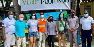 Defensa Civil apoya jornada de reforestación de manglares en Laguna Arrecifal de Boca Chica.