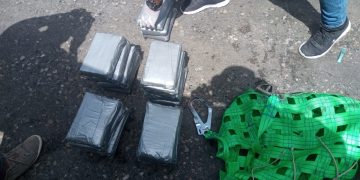 Ocupan 23 paquetes presumible-mente cocaína escondidos debajo de buque en Puerto de Haina.
