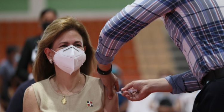 Vicepresidenta recibió primera dosis de vacuna contra COVID-19