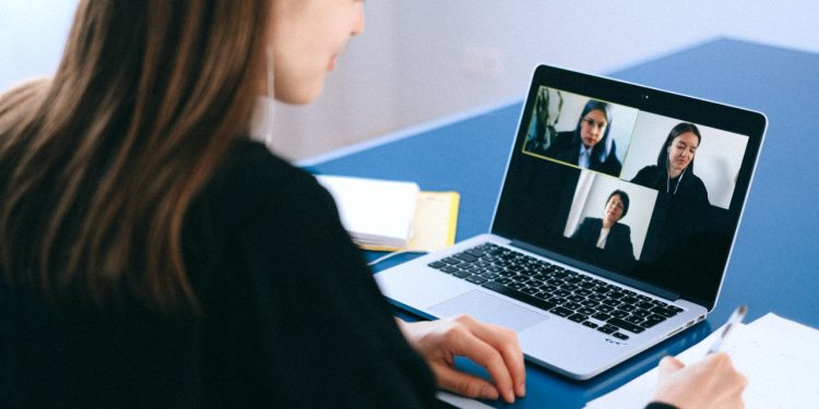 Elevar competencias del emprendimiento docente y reinventar la educación para aprendizaje de calidad fue debate principal en coloquio de transformación digital.