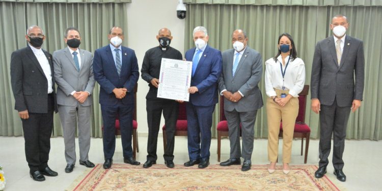 El Senado de la República reconoce al Instituto tecnológico San Ignacio de Loyola de Dajabón