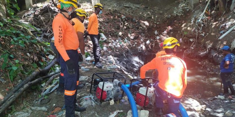 Defensa Civil halla cuerpo del niño que fue arrastrado por cañada.