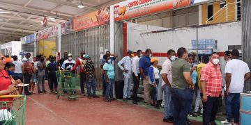 Comerciantes del Merca Santo Domingo incentivan consumo de carne de cerdo con degustación gratuita