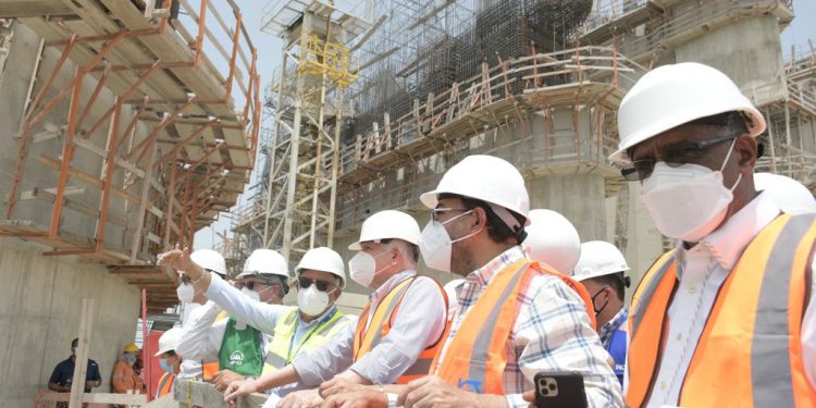 El presidente del Senado y otros senadores realizan un descenso a la Presa Monte Grande
