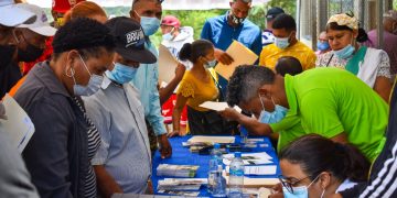 DIGERA y SeNaSa entregan seguro de salud a productores de Azúa