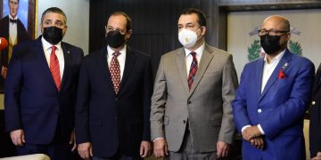 Alfredo Pacheco y miembros del Pleno de la JCE se reúnen