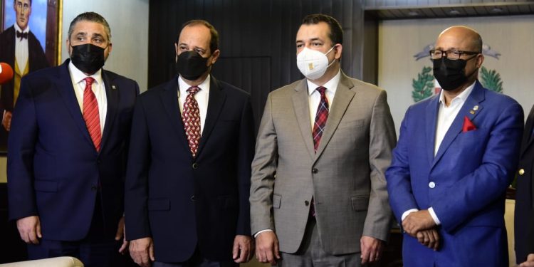 Alfredo Pacheco y miembros del Pleno de la JCE se reúnen