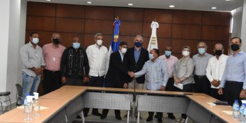 Ministro de Trabajo anuncia aumento de 23% al salario mínimo de trabajadores del sector turismo