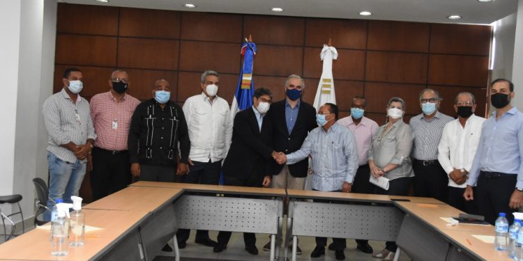 Ministro de Trabajo anuncia aumento de 23% al salario mínimo de trabajadores del sector turismo