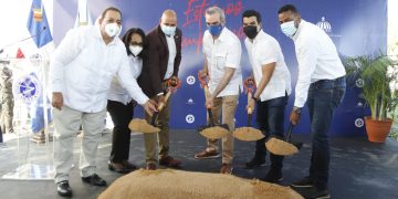 Presidente Abinader y director del INAPA, Wellington Arnaud, dieron ayer primer palazo para construcción alcantarillado sanitario provincia Hato Mayor, a un costo de RD$374,250,000.