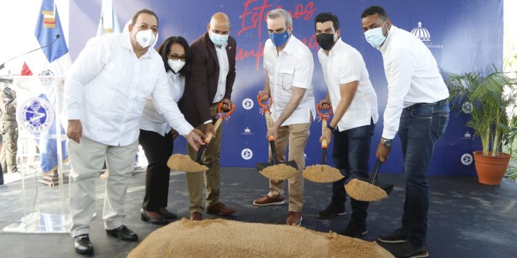 Presidente Abinader y director del INAPA, Wellington Arnaud, dieron ayer primer palazo para construcción alcantarillado sanitario provincia Hato Mayor, a un costo de RD$374,250,000.