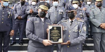 Oficiales de la promoción 79 celebran 30 años de servicio en la Policía Nacional.