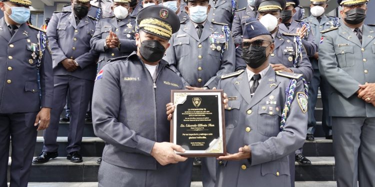 Oficiales de la promoción 79 celebran 30 años de servicio en la Policía Nacional.