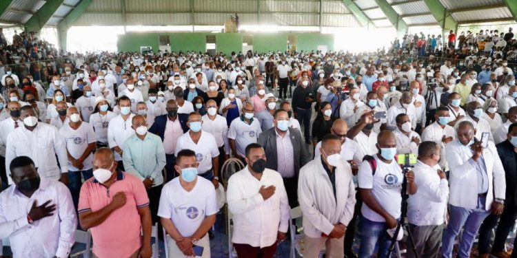 PRM juramenta alcalde de Consuelo Juan Padilla junto a cientos de dirigentes.
