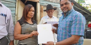 Diputado Sandro Sánchez entrega ayuda económica de RD$500 mil para operación de corazón abierto