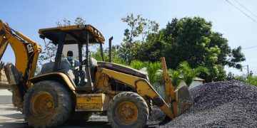 Alcaldía Los Alcarrizos deja iniciados los trabajos de imprimación en Los Cocos de la Fe