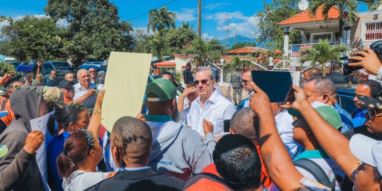 Presidente Abinader se detiene a escuchar comunitarios Bonao