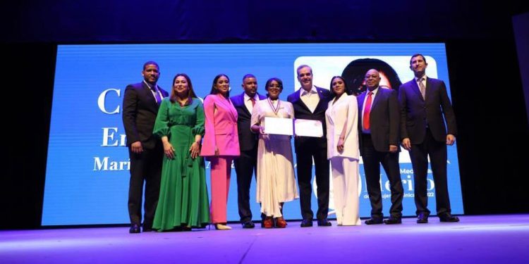 Presidente Luis Abinader impone Medalla al Mérito a María Eugenia Acosta, gerente general de la Cooperativa Vega Real