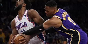 Sixers aprovechan ausencia de LeBron con Lakers, Tonws anota 15 en derrota de Wolves, Memphis daña noche de Irving